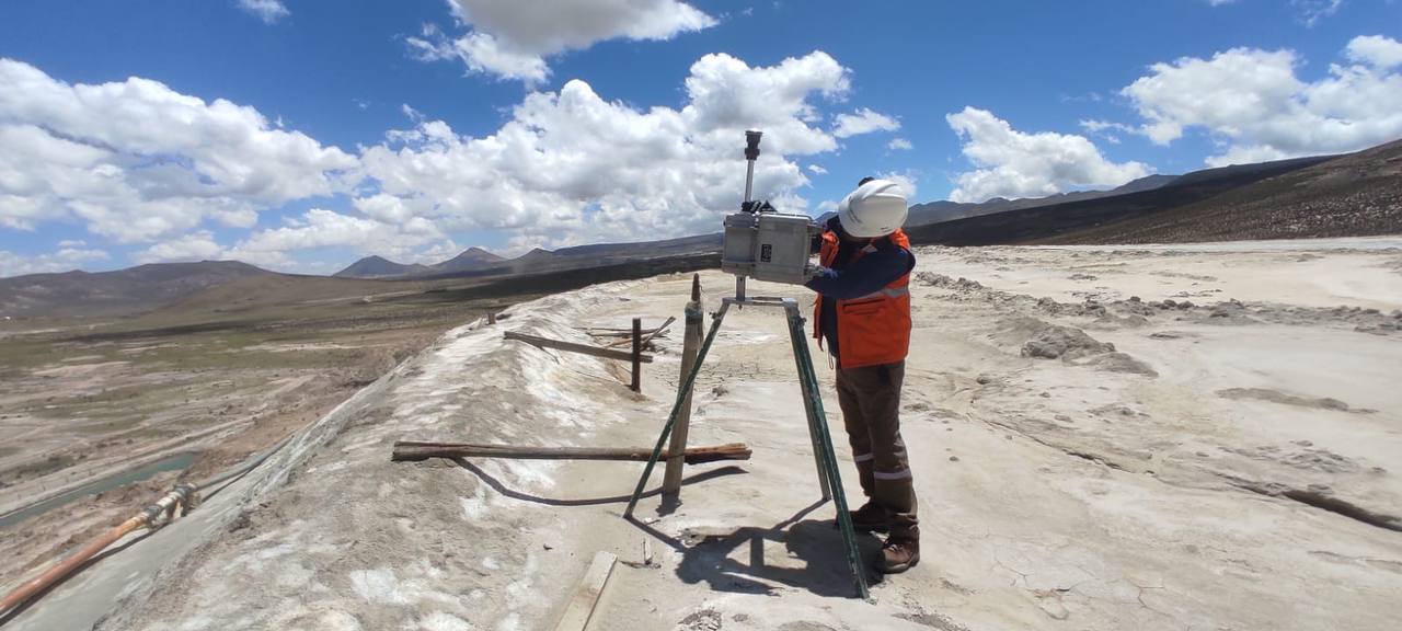 Técnico de Envirolab realizando monitoreo ambiental en zona minera